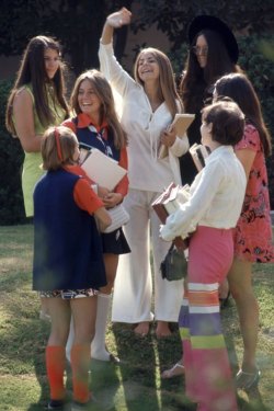 finofilipino:   High School Fashion, 1969   Suponiéndoles una edad de 18 años en las fotos, toda esa gente ahora ronda los 64 tacos. 