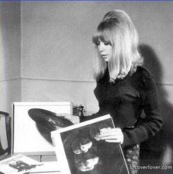 no1-dollybird:  Pattie Boyd, 1964