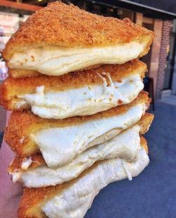 gory-mermaid:  daily-deliciousness:  Fried mozzarella sandwiches  I want some. 