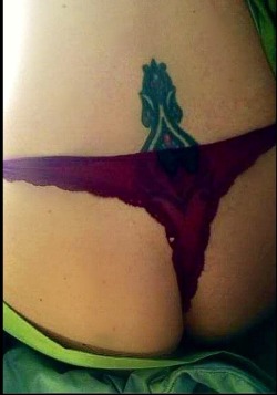 amateurthickasses:  Love this sexy ass! Damn that thong is lucky!