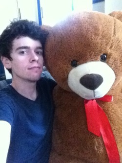 hawaiian-britt:  # Britt’s boyfriend at one pointHE HASNT EVEN SEEN MY BIG TEDDY BEAR YET QUIM SHJSKD  I wanna see the teddy bear :)