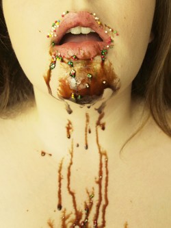 ample-aurora:  Don’t I look good in chocolate sauce? (;
