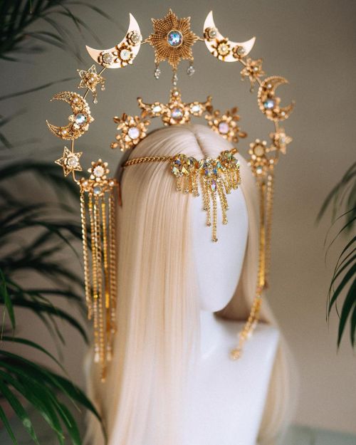 the-bigbig:sosuperawesome:Moon Child Halo / Christmas HalosCarbickova Crowns on Etsy    This is the kind of regalia of which I wish to be adorned by.