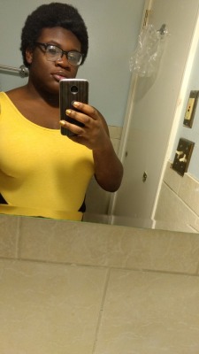 kimreesesdaughter:  dudeings:  darkskin appreciation day ft. bathroom selfies, stretch marks &amp; yellow. have a good one!  @kimreesesdaughter  Okay but yellow x dark skin makes me so happy!