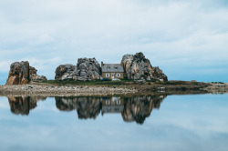 fairycastle:  Plougrescant / Bretagne: La Maison du Gouffre - das Haus zwischen den Felsen by Thorsten Nunnemann on Flickr.Plougrescant / Bretagne: La Maison du Gouffre - das Haus zwischen den Felsen