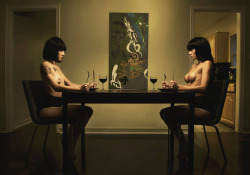 zwei nackte Frauen beim Abendmahl