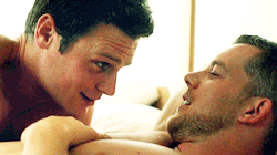 famousmeat:  Jonathan Groff checks out Russell Tovey’s naked ass on Looking 