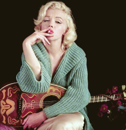 missmonroes:  Marilyn Monroe photographed by Milton Greene, 1953 (via)