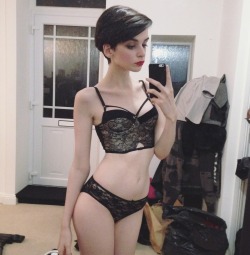 missellacronin:  tarawrr:  missellacronin:  One last photo because I love this bralet a lot  omg so gorgeous  &lt;3  Wooow very beautiful lady!! I love!!