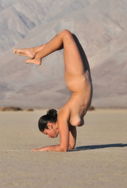 gnubeauty:#Desert Yoga: Sogi in Scorpion PoseBH fotografik