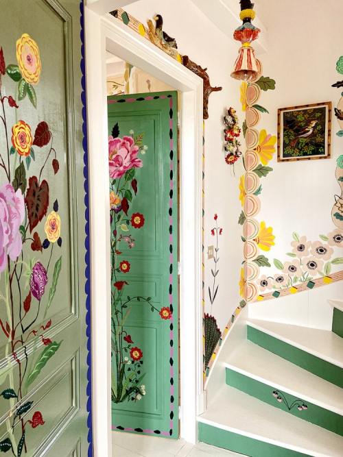 mymodernmet:This Artist Is Painting Beautiful Flowers on All of Her Walls While Stuck in Quarantine. 