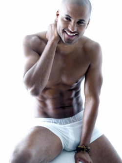mynewplaidpants:  This is Ricky Whittle, and he is going to star in American Gods. CLICK HERE for over one hundred pictures of him. 
