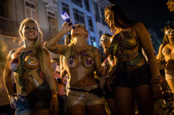 Topless and body painted at a Brazilian carnival, by sicilia quotidiano.