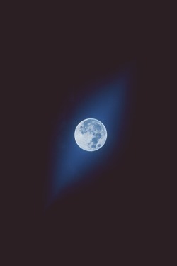 r2&ndash;d2:  Once in a blue Moon 