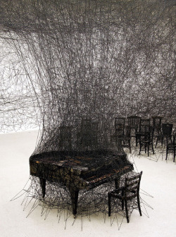 f-l-e-u-r-d-e-l-y-s:  Installations by Chiharu Shiota  The Japanese artist Chiharu Shiota makes installations made ​​of threads that are reminiscent of cobwebs. Objects embedded in them or stacked on top of each other create a environment imbued with