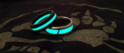 fidgey:  thewavespectra:  Isotope Titanium Lume Ring The Isotope is all about contrast. The brilliant glow of the lume, and the sharp lines of the titanium create a visual moment that refuses to be ignored. The special lume material in the Isotope ring