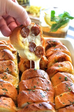 do-not-touch-my-food:    Pull Apart Pepperoni Pizza Bread   