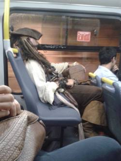 titiancualquierhuea:  Capitán Jack Sparrow, travesías en el transantiago. 