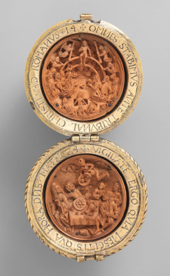 acrosscenturiesandgenerations:  ▪Rosary bead. Date: ca. 1525–50 Culture: Flemish Medium: Boxwood, silver gilt.
