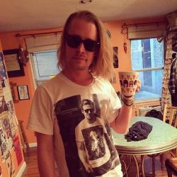 fayeviolet:  vispreeve:  Macaulay Culkin wears a t-shirt of Ryan Gosling wearing a Macaulay t-shirt   Inception.