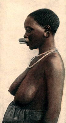 East African Makonde woman. Via Collection of Old Photos.