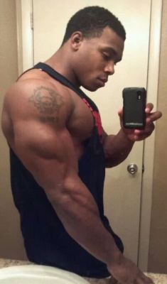 #Goodmorning #SWOLE #SELFIE #BLACKMAN #blackmuscle #bigarms #pump #flex #sixpack #muscleSELFIE his name is #BOLO