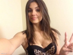 ohfree:  Victoria Justice nude cell phone www.ohfree.net 002 