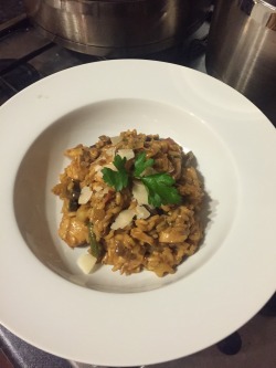 embarassinglysexualurl:  Chicken, chorizo and mushroom risotto.