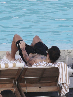 famousdudes:  Harry Styles ‘accidentally’ gives us a peek of his bulge.