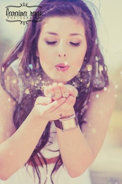 I&rsquo;ve ALWAYS wanted to blow glitter but, it never turns out &hellip; | Girls en We Heart It. http://weheartit.com/entry/71870369/via/flayer