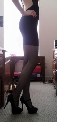 sarisstg:  Would love to go out in a dress like this some time, but figured I’d show it off to you first    Nice