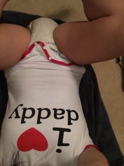 diaperedmilf:  Daddy! You can see my poopy through my onesie! But it’s okay, they could already tell by how low my diaper goes 😳