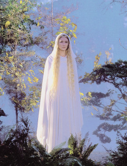 lotrdaily:  Galadriel, most beautiful of all the house of Finwë; her hair was lit with gold as though it had caught in a mesh the radiance of Laurelin. 