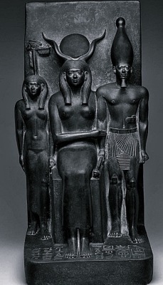 artgif:  King Men-Kau-Re, the Goddess Hathor, and the Deified Hare Nome, Egypt, c.2551-2523 BC  