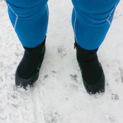 Yé! C’est l’hiver! Je peux enfin mettre mes bottes de plongée, si sensuelles! (Non, c’est pas une combinaison humide, mais de bons vieux collants de sport) — Yay! It’s winter! I can finally wear my so sensuous wetsuit boots! (No, I’m not