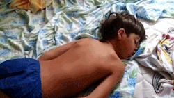 sizvideos:  This father tried to wake up his son, but the dog didn’t agree (Video)