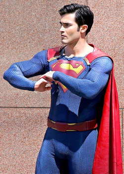 tl-hoechlin:       Tyler Hoechlin films Supergirl in Vancouver [SOURCE]     