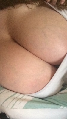 soakingpinkpanties:  sppersonalblog:  It’s 3 pm, here’s a picture of my tits  look it’s me!