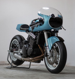 itsbrucemclaren:  // / RACE READY: Triumph Legend TT ‘Bob’ by Mr Martini   ///  Produced from 1998 to 2001, Triumph’s Legend TT is basically a more affordable, less flashy version of the Thunderbird 900.   //