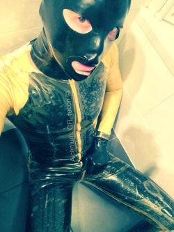 myrubbercreations:  Self-made transparent rubber suit over another rubber suit ;) 2017 - Brussels - Alcenium (Gayromeo/recon/fetlife) militarium69@hotmail.fr