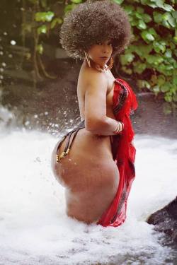 agymah7: thefatbootycamp: When the queen bathes in the river Thick Thursday   Now she is something special!