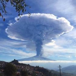 theweatherlab:  A great visualization of where the stratosphere is thanks to Mt. Etna. 