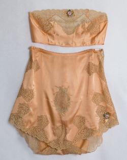 placedeladentelle:  Great Gatsby Fever: 20 Pieces of Vintage 1920′s Lingerie - The Lingerie Addict  1920′s silk bra and tap pants, via Vintage Textile  