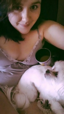 Queen’s watching Shrek with Miss Molly and coffee &lt;3 Ask the Queen questions! 