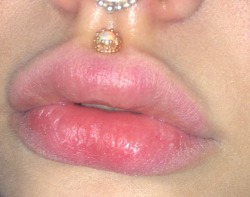 hydrolita:  loving this swollen top lip look 