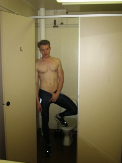 guysinshortsandunderarmour:  greatcockfighter:  Another pic of me from five years back. In navy blue super tight Nike running tights. More pics at: http://cockfigter.blogspot.fi/2014/01/navy-nike-running-tights.html Thanks for following and rebloging:)