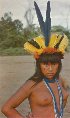 ondas-tropicais:  Jovem índia Suiá - Enfeitada para o cerimonial do YAMARICUMÃ - Rio Suiá Missu - Reserva Indígena do Xingu. 