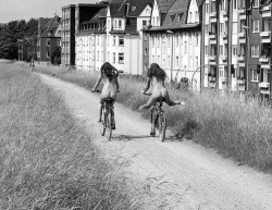 fat-bottom-girls:  girls-on-bicycles:📲  ★ * Via: Fat bottom girls ★[You make the rockin’ world go round]