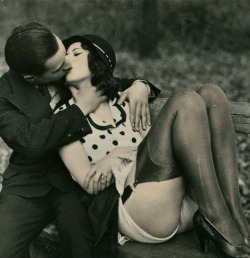 lady-ems-revenge: maudelynn:   Saturday’s Kiss ~ Pettin’ in the Park…. 1920s risque Biederer Postcard     I like the word risqué 