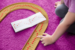 quevidamastriste:  ceyren: A Wooden Train Set That Lets Kids Compose Tune To a kid, making music can seem very mysterious, but the fundamental love of playing around with different sounds and listening to how they sound when strung fluidly together is